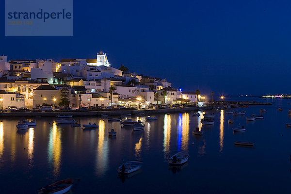 Das Dorf Ferragudo bei Nacht  Algarve  Portugal  Europa