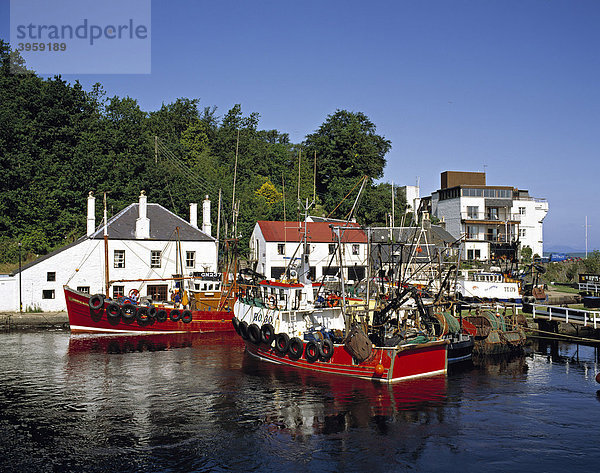 Fischkutter im Hafenbecken des Crinan Kanals  Crinan  Schottland  Großbritannien  Europa