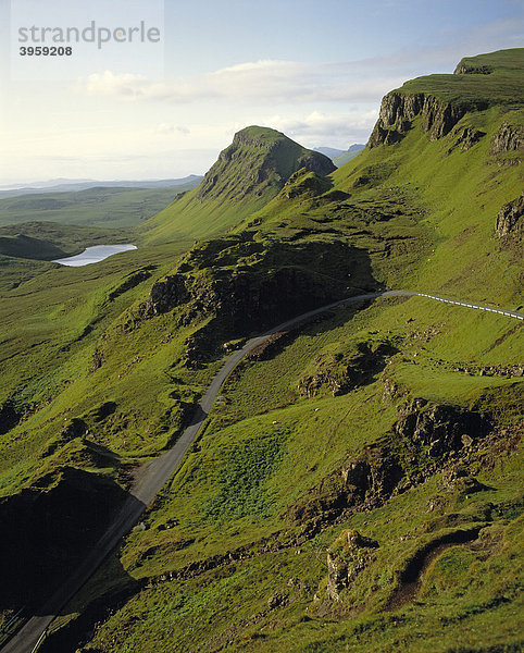 Straße über den Trotternish Ridge Berggrat  Quiraing  Isle of Skye  Schottland  Großbritannien  Europa