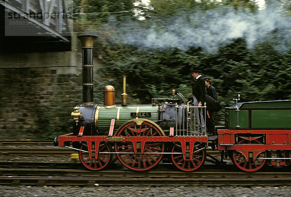 Nachbau einer Adler Dampflokomotive bei den Feiern zum 150jährigen Bestehen der Deutschen Bahn  Bochum  Nordrhein-Westfalen  Deutschland  1985