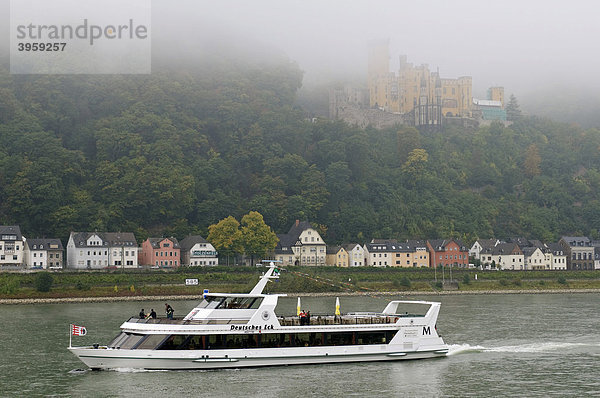 Schiff auf dem Rhein  hinten Schloss Stolzenfels  bei Koblenz  Rheinland-Pfalz  Deutschland