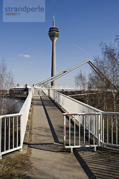 Rheinturm und Fußgängerbrücke zum Medienhafen  Düsseldorf  Nordrhein-Westfalen  Deutschland