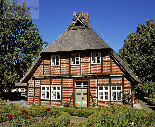 Traditionelles Haus in der Lüneburger Heide am Schröers Hof  Neuenkirchen  Niedersachsen  Deutschland