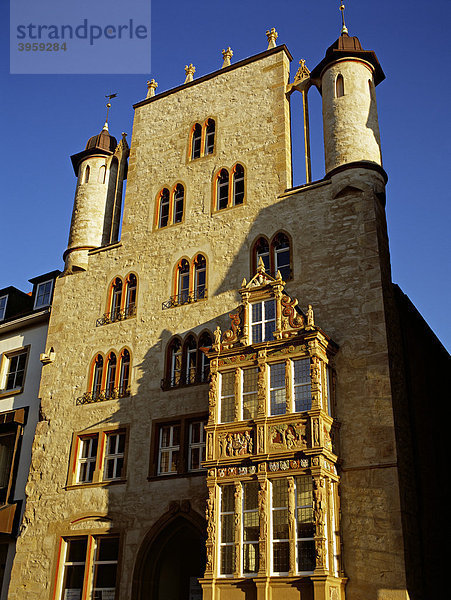 Templehaus aus dem 14ten Jahrhundert mit Erkerfenster von 1594 am historischen Marktplatz  Hildesheim  Niedersachsen  Deutschland