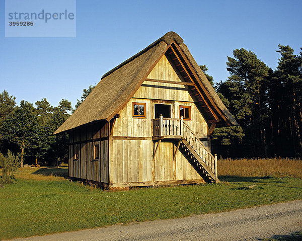 Lüneburger Heide Speicher  erbaut 1814  Schäferhof Freilichtmuseum  Neuenkirchen  Niedersachsen  Deutschland  Europa