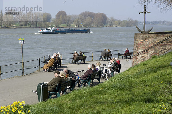 Menschen auf der Uferpromenade am Rhein in Duesseldorf-Kaiserswerth  Nordrhein-Westfalen  Deutschland  Europa