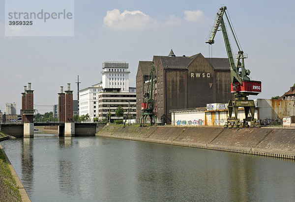 Innenhafen und Schwanentorbrücke  Duisburg  Nordrhein-Westfalen  Deutschland  Europa