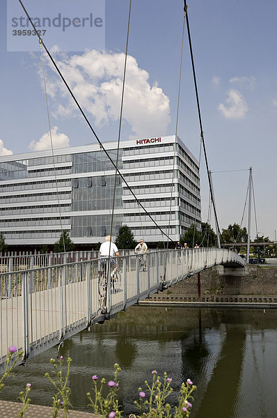 Hitachi Power Office und Fußgängerbrücke  Innenhafen  Duisburg  Nordrhein-Westfalen  Deutschland  Europa