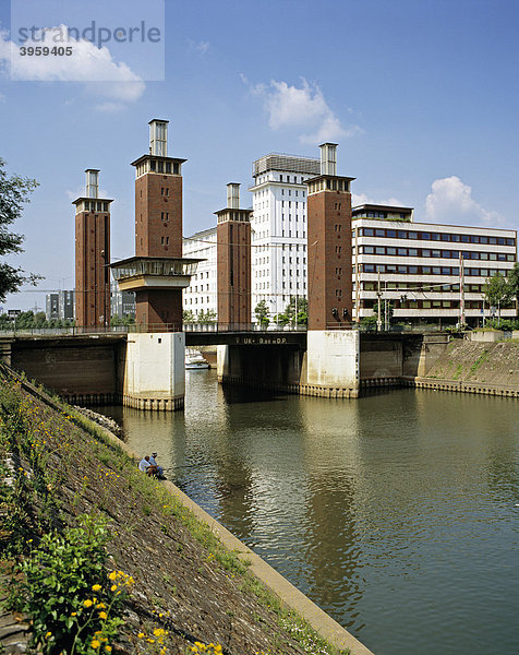 Schwanentor Hubbrücke und Hafenkontor  Innenhafen  Duisburg  Nordrhein-Westfalen  Deutschland  Europa