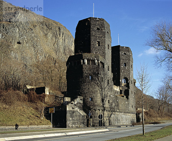 Reste der Brücke von Remagen in Erpel auf der Ostseite des Rheins  Rheinland-Pfalz  Deutschland  Europa