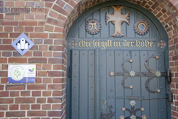 Verzierte Eingangstür der Kirche von Jork  Altes Land  Niederelbe  Niedersachsen  Norddeutschland  Deutschland  Europa