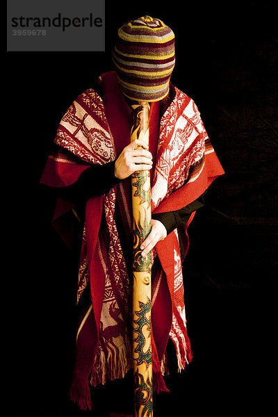 Junger Musiker in Tracht spielt Didgeridoo