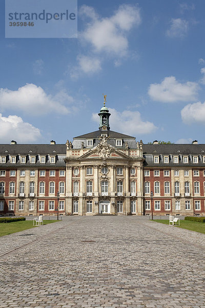 Barockes Residenzschloss  heute Universität Münster  Baumeister Johann Conrad Schlaun  Nordrhein-Westfalen  Deutschland  Europa