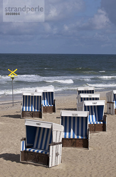 Leere Strandkörbe am Westerländer Strand  Schild Warnung vor den Buhnen  Sylt  Schleswig-Holstein  Norddeutschland  Deutschland  Europa