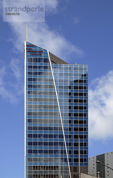 Wolkenkratzer in der Innenstadt vor blauem Himmel  Auckland  Neuseeland