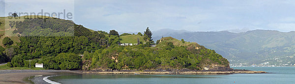 Küstenlandschaft beim Akaroa Harbor Hafen auf der Banks Halbinsel  Neuseeland