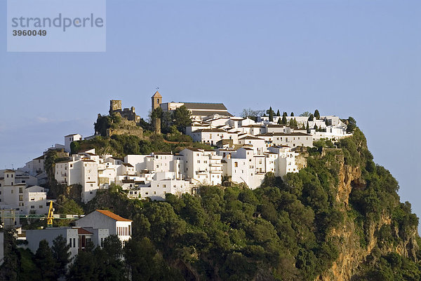 Weiße Häuser und das Schloss von Casares im sanften Abendlicht  Andalusien  Spanien  Europa