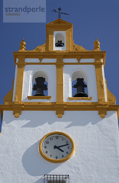 Gelber und weißer Glockenturm mit drei Glocken einer charakteristischen Kirche vor blauem Himmel  Cordoba  Andalusien  Spanien  Europa