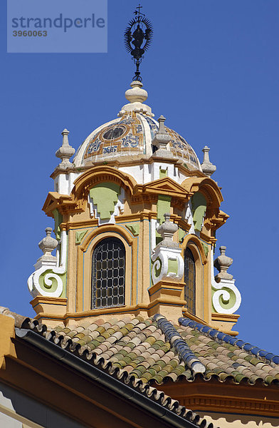 Bunter Kirchturm einer Kirche vor blauem Himmel  Cordoba  Andalusien  Spanien  Europa
