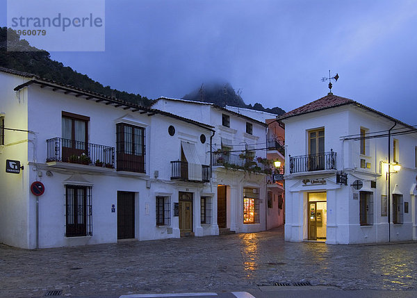 Regnerische Nacht in den Straßen von Grazalema  Cordoba  Andalusien  Spanien  Europa