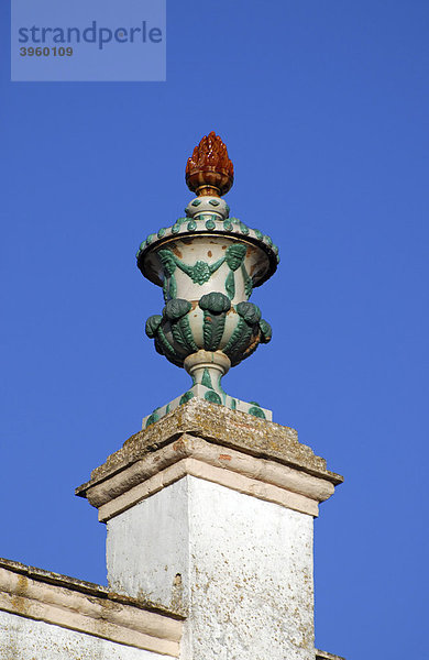 Vase auf der Spitze einer Säule vor einem blauen Himmel  Ronda  Andalusien  Spanien  Europa