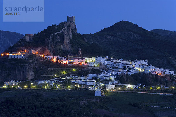 Blaue Stunde in einem Pueblo Blanco oder Weißen Dorf  Zahara de la Sierra  Andalusien  Spanien  Europa