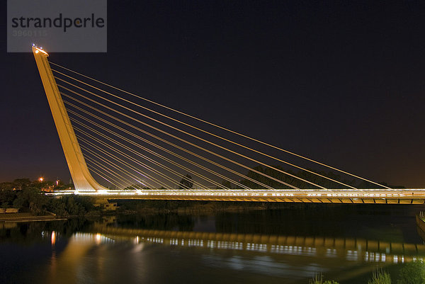 Alamillo-Brücke  Puente del Alamillo  über dem Fluss Guadalquivir  in der Nacht  gebaut im Rahmen der Verbesserung der Infrastruktur für die Expo 92  Sevilla  Spanien  Europa