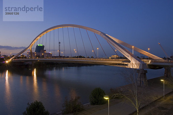 Die beleuchtete Barqueta Brücke  Puente de la Barqueta  über dem Fluss Guadalquivir  in der Nacht  gebaut  um eine gute Anbindung an die Expo 92 zu gewährleisten  Sevilla  Spanien  Europa