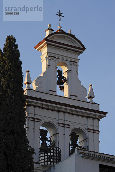 Glockenturm im sanften Licht des frühen Morgens  Sevilla  Spanien  Europa