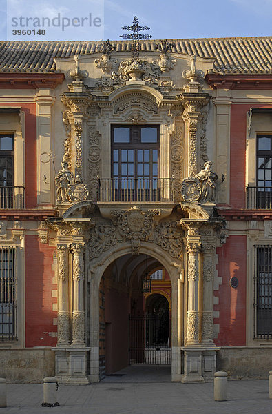 Eine prächtige Fassade  im warmen Abendlicht  Sevilla  Spanien  Europa