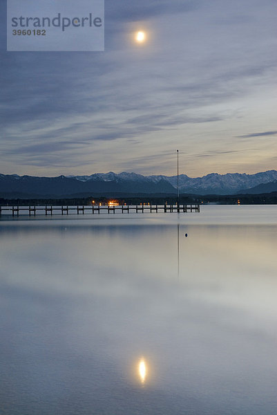 Vollmond und Spiegelung im Starnberger See  dahinter die bayerischen Alpen  nahe Ambach  Bayern  Deutschland  Europa