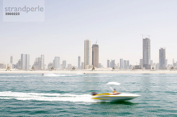 Skyline von Sharjah mit Speedboot und Bewegungsunschärfe  Dubai  Vereinigte Arabische Emirate