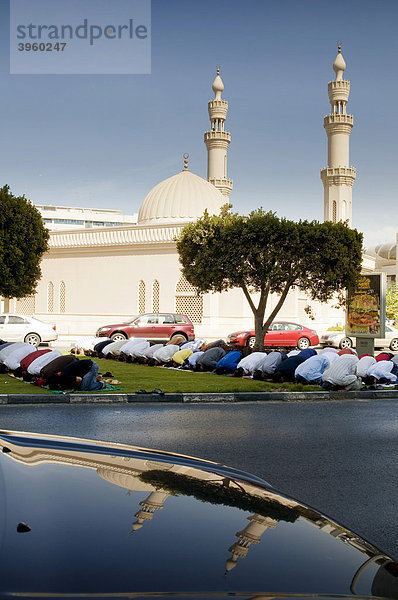 Männer vor einer Moschee beim Sonntagsgebet  Dubai  Vereinigte Arabische Emirate