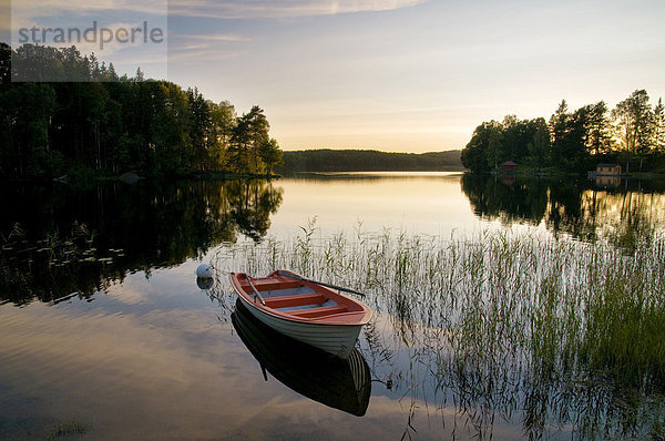 Boot auf See  Sonnenuntergang  Schweden