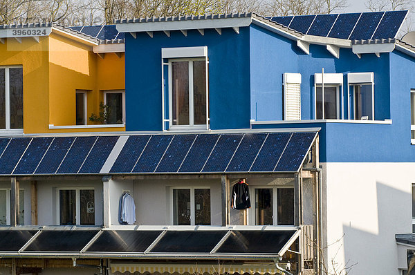 Wohnhaus mit bunter Fassade und Solarmodulen  Freiburg  Baden-Württemberg  Deutschland