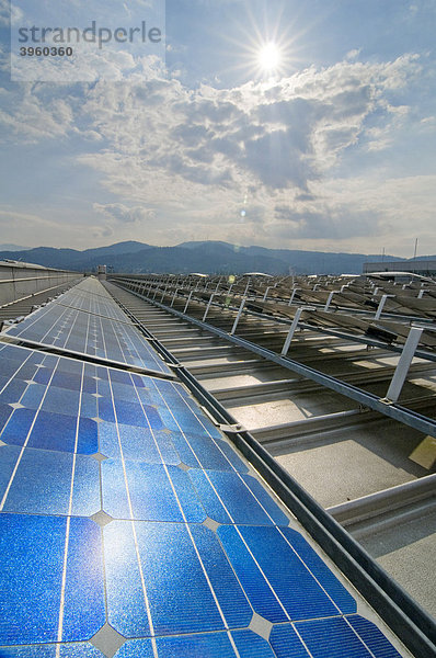Große Solaranlage mit Sonne und Landschaft