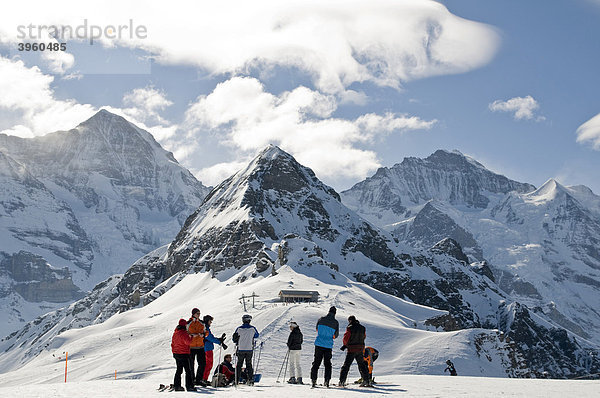 Winterlandschaft mit Skifahrern  Grindelwald  Schweiz  Europa