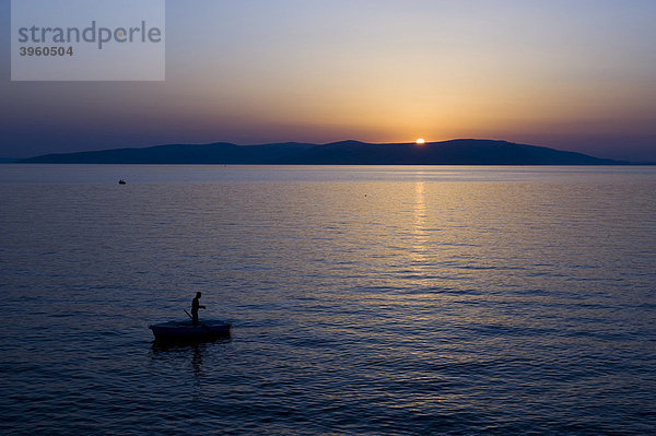 Sonnenuntergang in der Kvarner Bucht  davor die Insel KrK  Kroatien  Europa