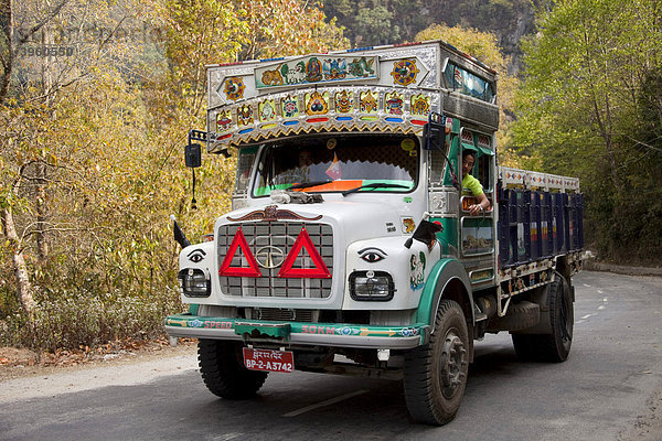 Bunt dekorierter Schwerlaster TATA auf Bergstraße  Bhutan  Südasien