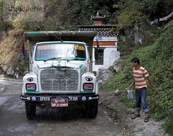 Bunt dekorierter Schwerlaster TATA auf Bergstraße  Bhutan  Südasien