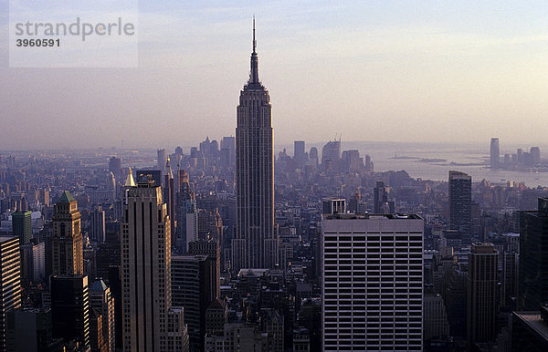 Blick vom top of the rock im Rockefeller Center auf das Empire State Building und nach downtown Manhattan  Manhattan  New York  USA