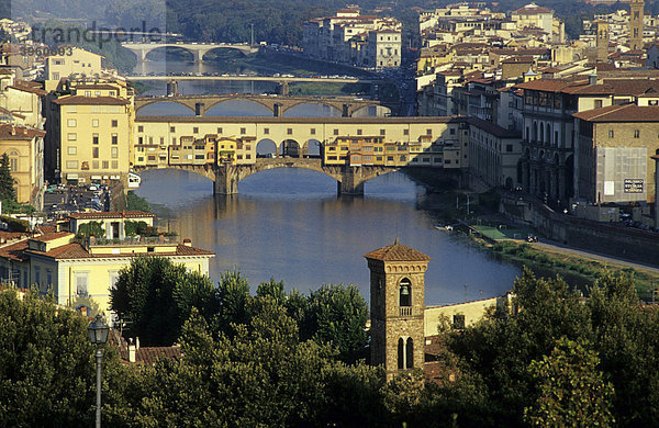 Ponte Vecchio  alte Brücke  und Fluss Arno  Florenz  Toskana  Italien  Europa