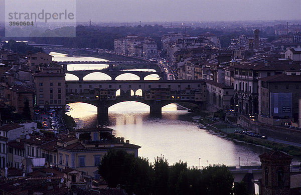 Ponte Vecchio  alte Brücke  und Fluss Arno  Florenz  Toskana  Italien  Europa