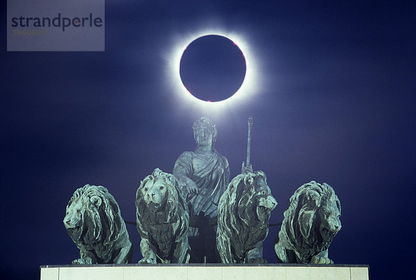 Sonnenfinsternis mit der Quadriga auf dem Siegestor  München  Bayern  Deutschland  Europa
