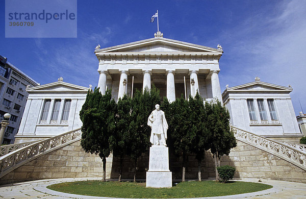 Nationalbibliothek mit Statue von P. Vallianos  der den Bau finanziert hatte  Athen  Griechenland  Europa