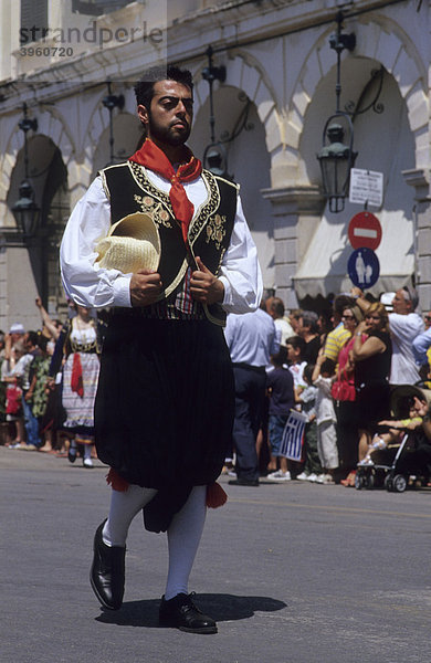 Mann in traditioneller Tracht bei einer Feier anlässlich des Anschlusses der Ionischen Inseln an Griechenland  Korfu Stadt  Insel Korfu  Griechenland  Europa