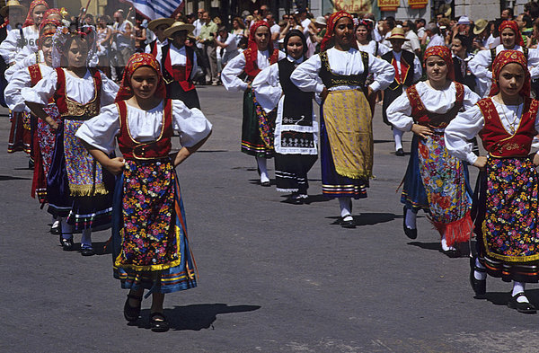 Kinder in traditioneller Tracht bei einer Feier anlässlich des Anschlusses der Ionischen Inseln an Griechenland  Korfu Stadt  Insel Korfu  Griechenland  Europa