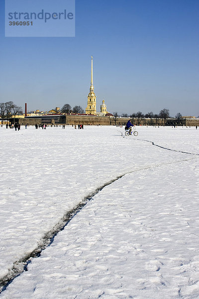 Der zugefrorene Newa Fluss im Winter  St. Petersburg  Russland
