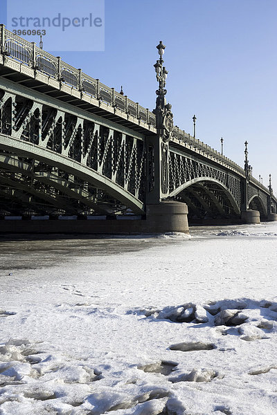 Kamennoostrowski Brücke  zugefrorene Newa  St. Petersburg  Russland