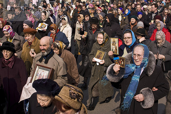 Orthodoxe Gläubige während einer religiösen Prozession  St. Petersburg  Russland